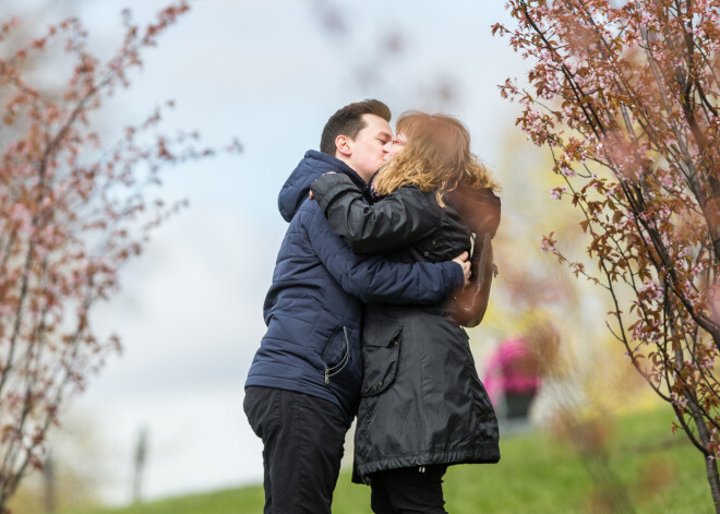 Starp sakuras ziediem Viļņā ļaudis meklē pavasari