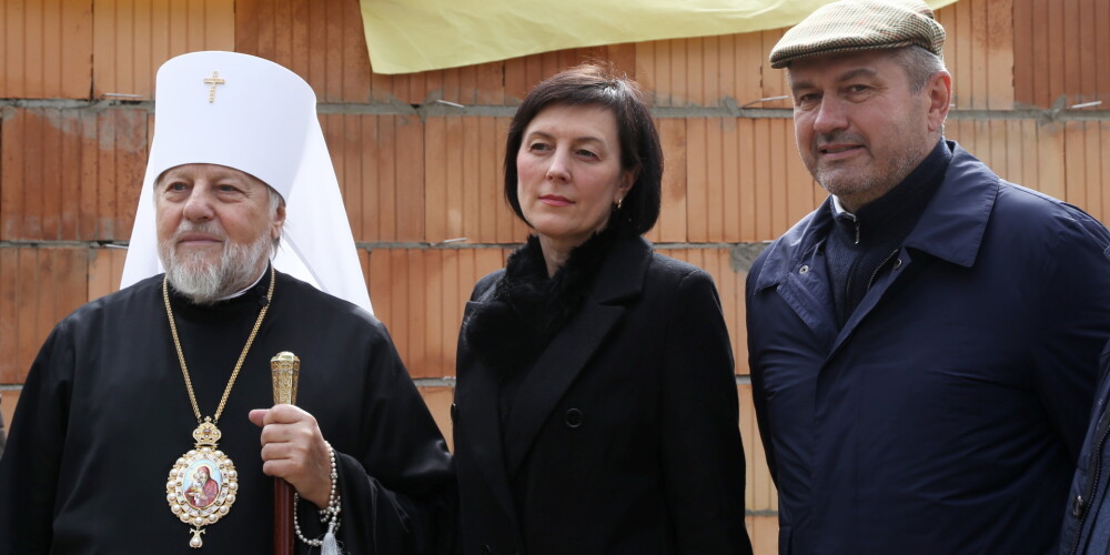 Высокопреосвященнейший Александр, Митрополит Рижский и всея Латвии, мэр Юрмалы Рита Спроге и председатель cовета компании Skonto Būve Гунтис Равис.