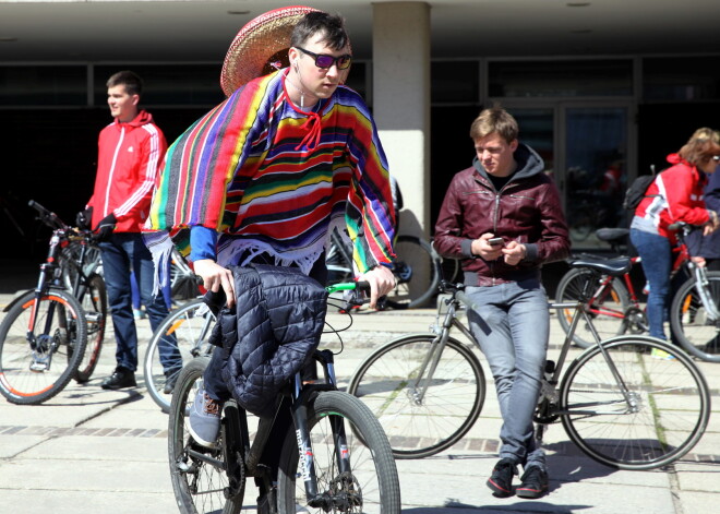 Velobrauciena "Kritiskā masa" dalībnieku pulcēšanās pie Dailes teātra.