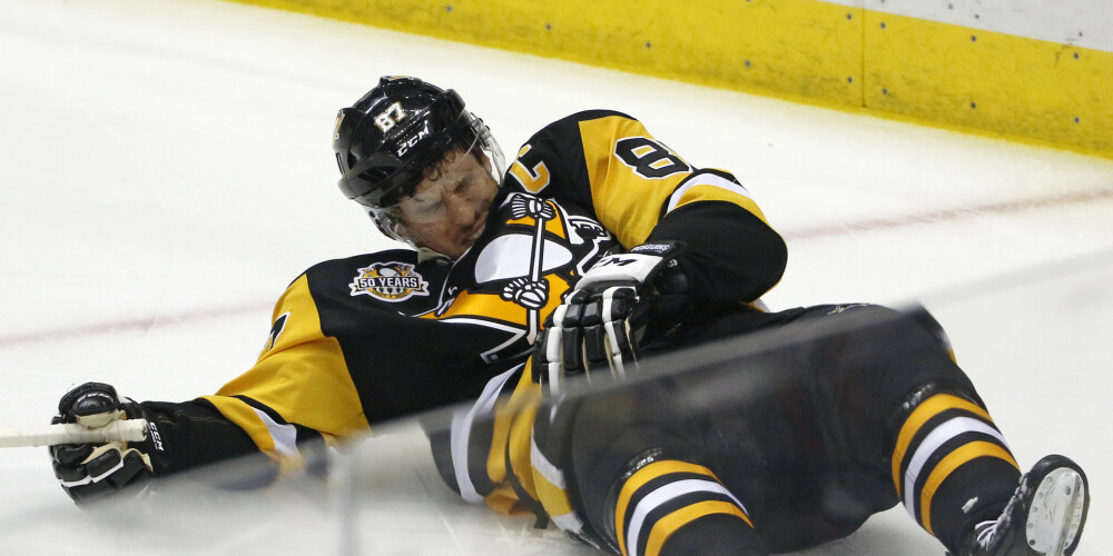 Nežēlīgais "play-off": pēc aizsarga rupjības NHL un "Penguins" zvaigzne gūst galvas traumu