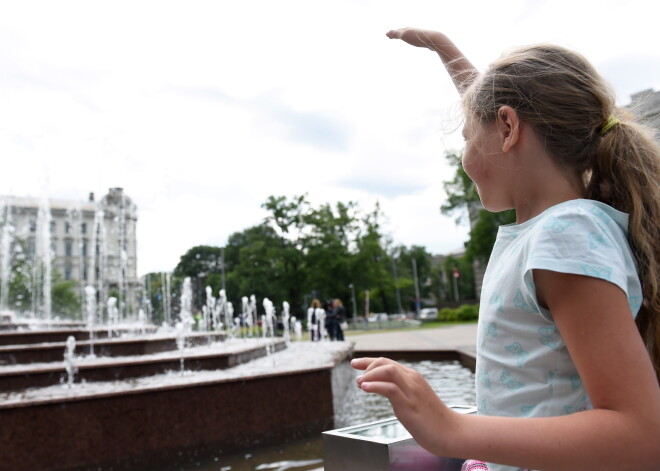 Iedarbinās Kronvalda parka strūklaku, ko var regulēt ar rokas mājienu