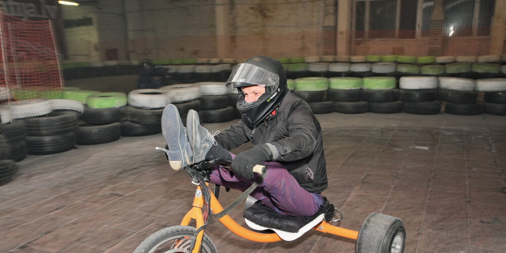 Mārtiņam Oliņam nekas nav par grūtu. Arī izbaudīt ātrumu drifta trasē šova "Dejo ar zvaigzni 4"  dalībnieku salidojumā.