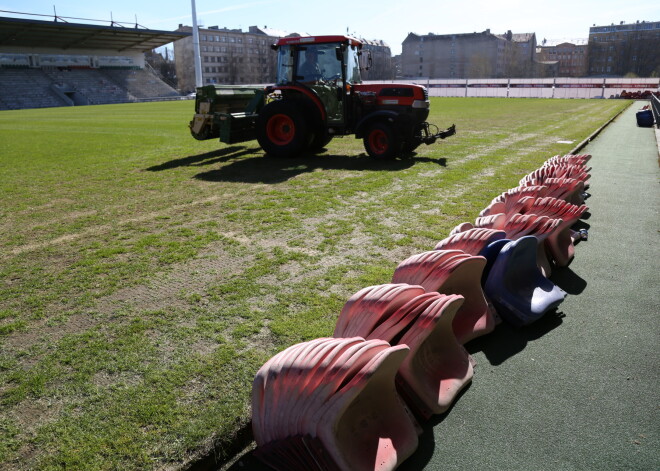 "Skonto" stadionā jauni soli un tiek pļauta zāle