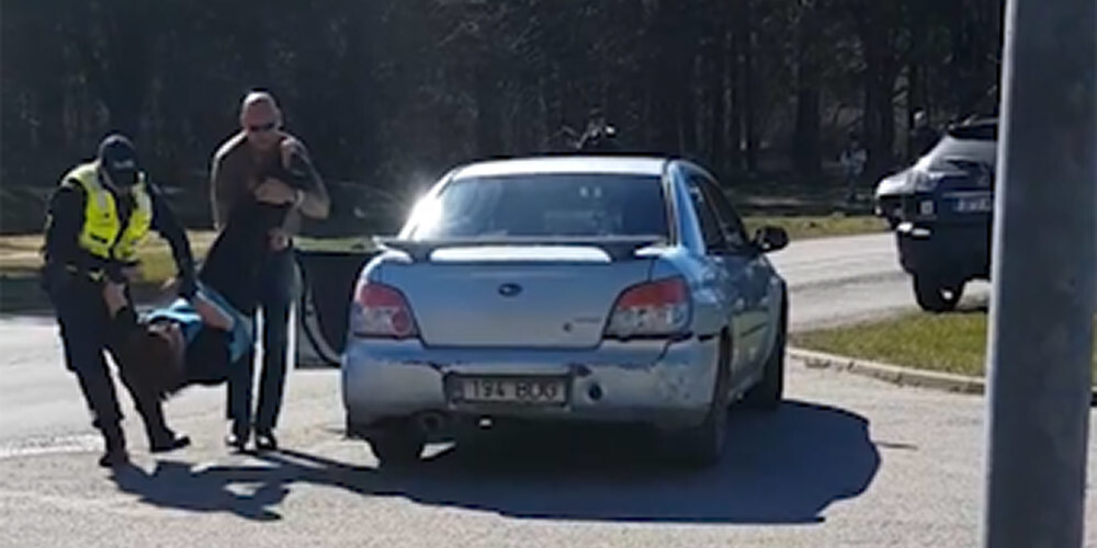Tallinas policisti beidzot no auto izstiepuši šoferu biedu – babu Vaļu