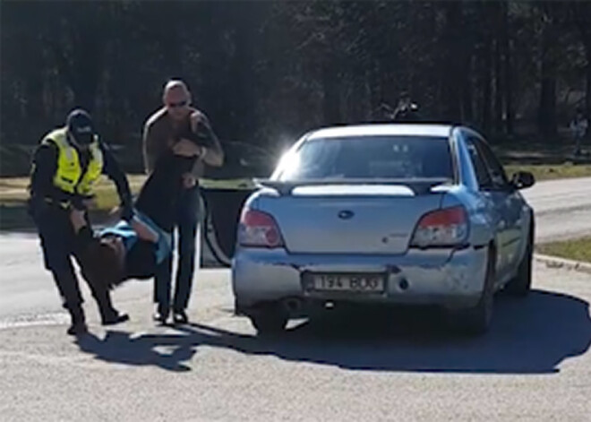 Tallinas policisti beidzot no auto izstiepuši šoferu biedu – babu Vaļu