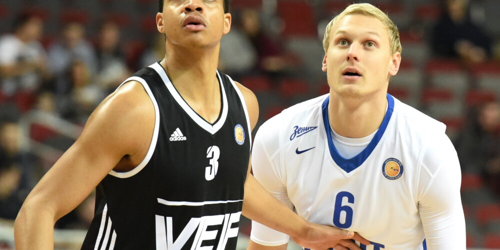 Jānis Timma (pa labi) sērijā pret "VEF Rīgu" pagaidām vēl nav sasniedzis savu labāko sportisko formu, jo vēl nesen bija savainojis plecu.