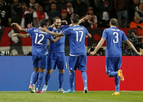 Komandas biedri sveic Gonsalo Igvainu ar vārtu guvumu.