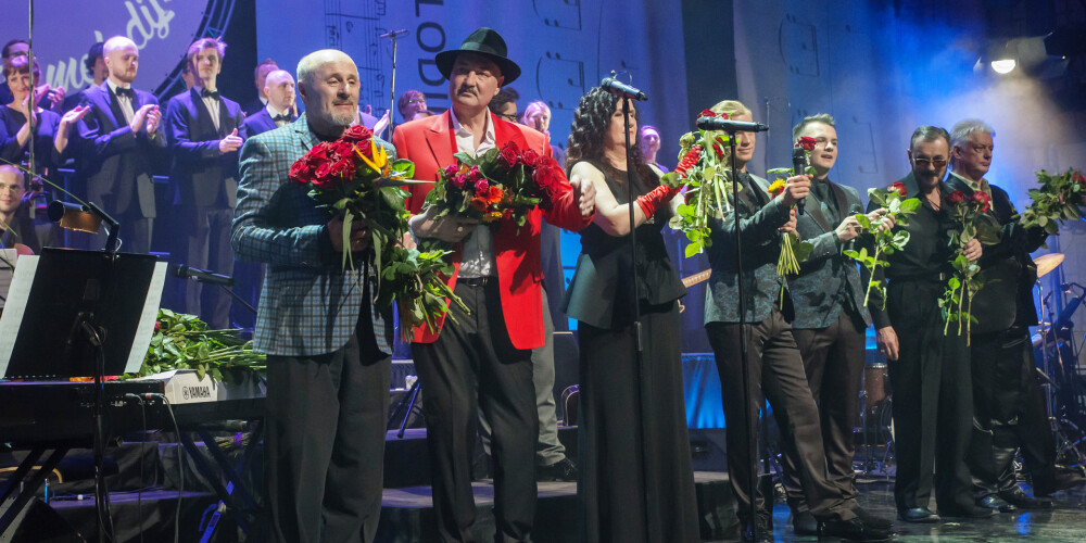 Apbrīnojami! Borisa Rezņika 70. jubilejas koncertā Dainis Dobelnieks jau stāv uz kājām
