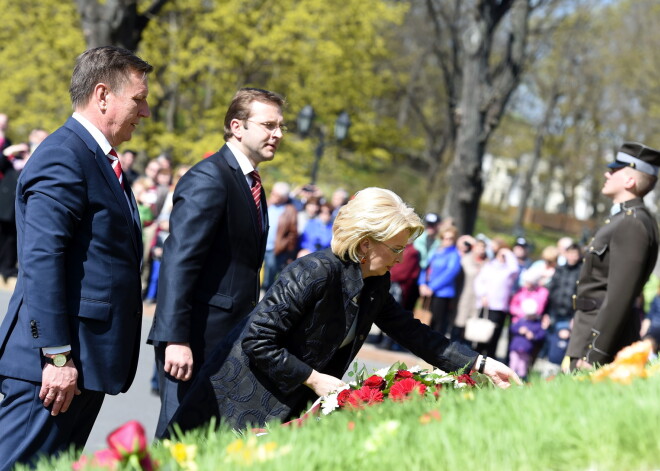 Ziedu nolikšanas ceremonija pie Brīvības pieminekļa par godu Latvijas neatkarības atjaunošanas 27.gadadienai.