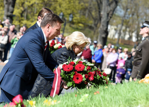 Latvijas Republikas Neatkarības atjaunošanas gadadienā pie Brīvības pieminekļa gulst ziedi