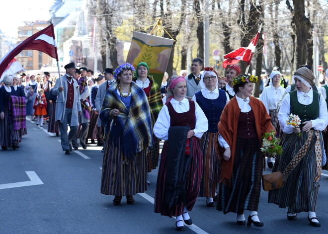 Par godu Latvijas Republikas Neatkarības atjaunošanas 27.gadadienai notiek tautastērpu gājiens "Uzvelc savu tautas tērpu par godu Latvijai!".