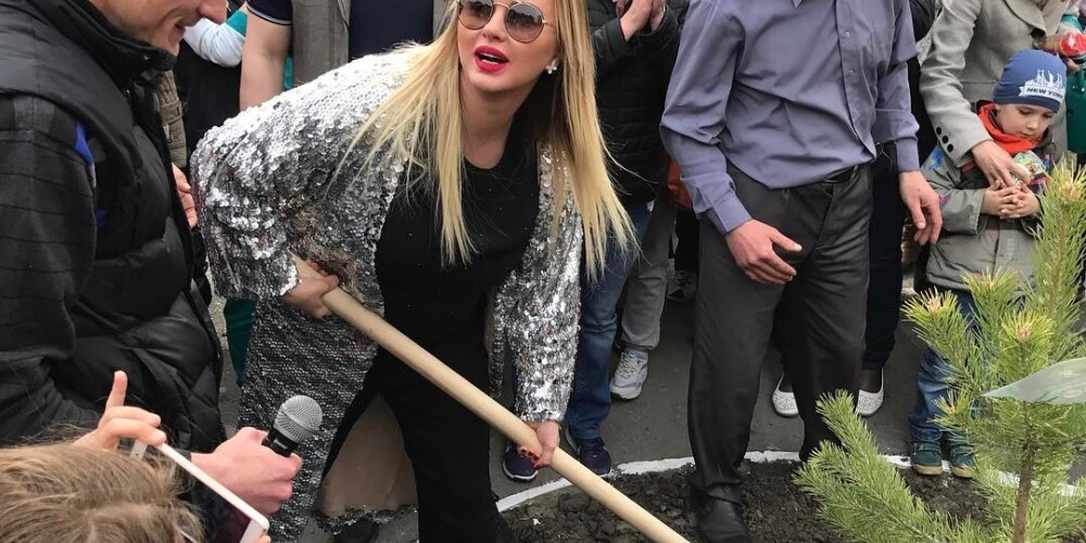 Анна Семенович выплюнула жвачку на чистый тротуар во время субботника