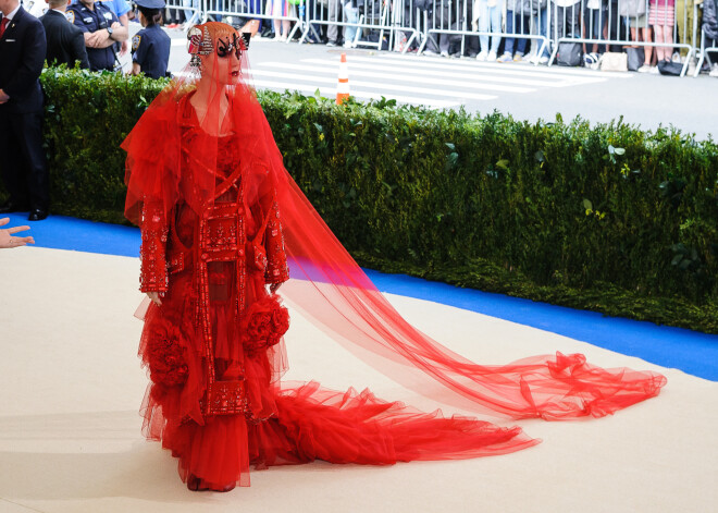 Šoreiz „Met Gala” balles tēma bija avangards un modes kritiķiem nācies atzīt, ka tik daudz bezgaumīgu tērpu, kā šogad, nav gadījies redzēt iepriekš.