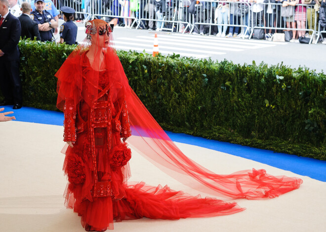 „Met Gala” kostīmu balle pārsteidz ar bezgaumību