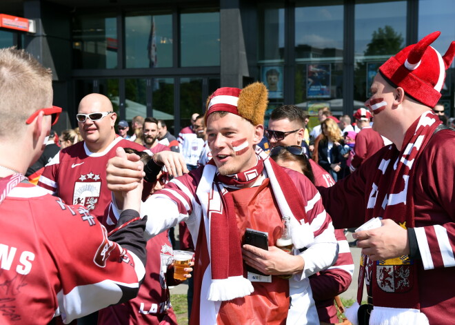 Latvijas hokeja izlases fani pārņem Ķelni