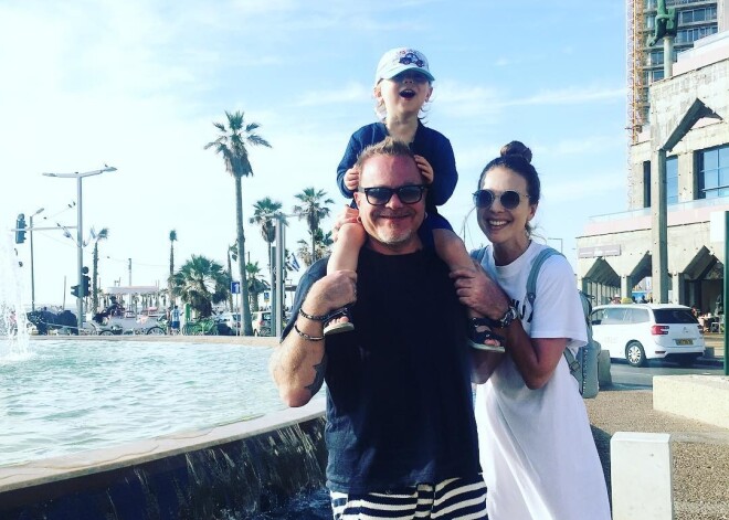 Пляжное фото сына Преснякова и Подольской без плавок вызвало шквал критики