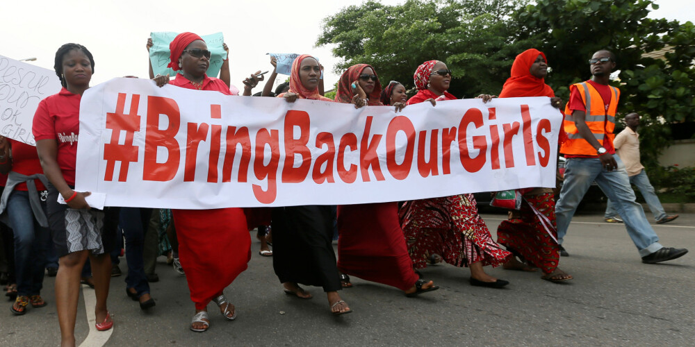 Protesti pret skolnieču nolaupīšanu Abudžas ielās Nigērijā.