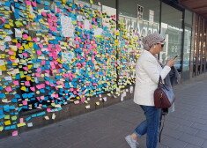 Tūkstošiem smeldzīgu līmlapiņu - tā izskatās Stokholmas centrs tieši mēnesi pēc terorakta