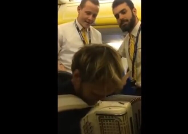 Pasažiera somas pārbaude "Ryanair" lidmašīnā beidzas visai negaidīti. Amizants VIDEO