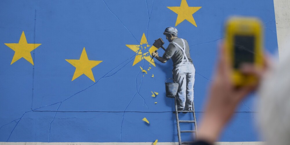 Benksijs jaunākajā gleznojumā kaļ nost vienu Eiropas Savienības karoga zvaigzni