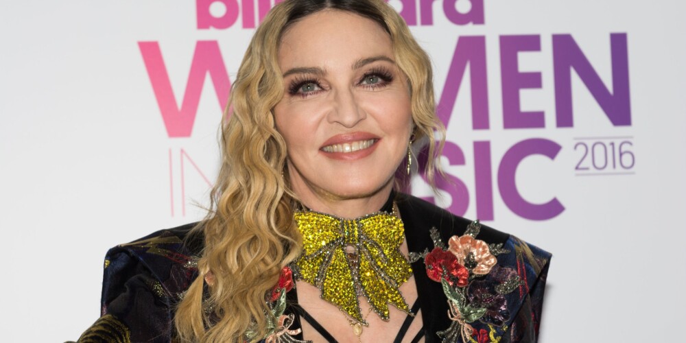 58 gadus vecajai Madonnai atkal sagribas parādīt plikumus. Un viņa to izdara