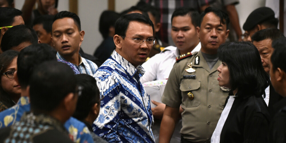 Džakartas līderis (attēlā centrā zili baltajā kreklā) ir kristietis.