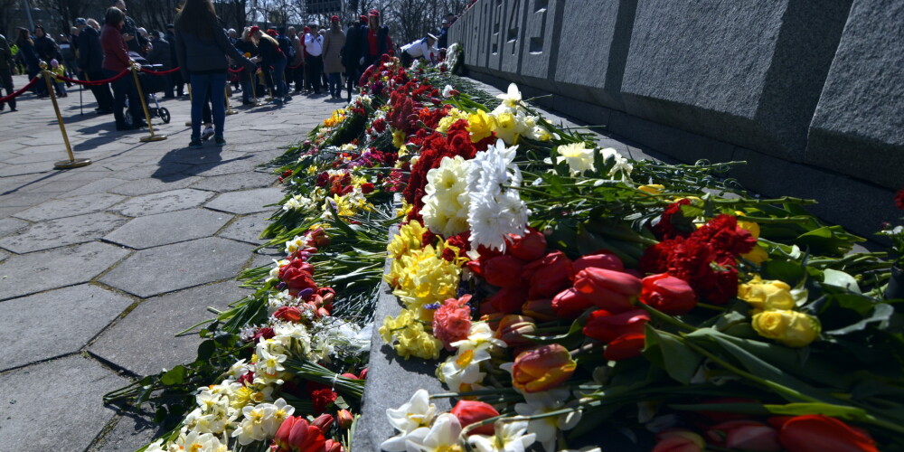 Georga lentītes, ziedi un Krievijas karogi: pie Uzvaras pieminekļa piemin Otrā pasaules kara upurus