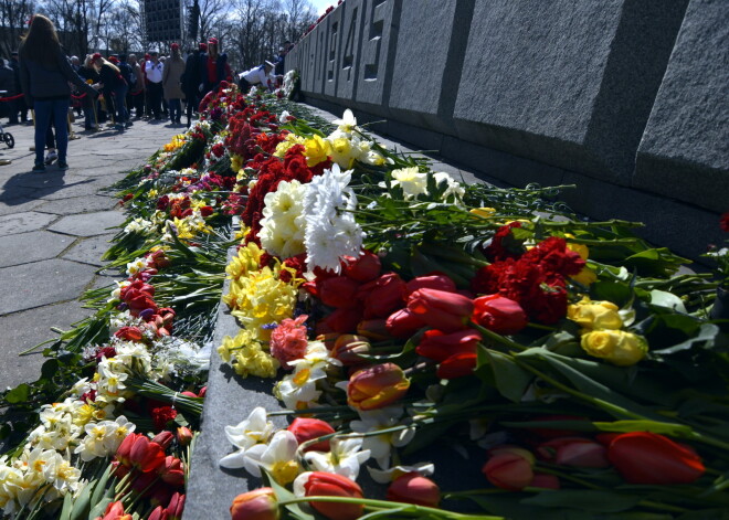 Georga lentītes, ziedi un Krievijas karogi: pie Uzvaras pieminekļa piemin Otrā pasaules kara upurus