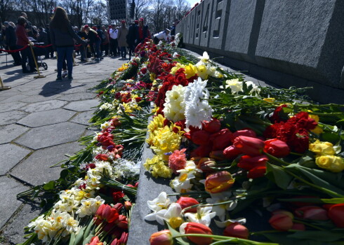 9 мая в Риге: возле Памятника освободителям поминают жертв Второй мировой войны
