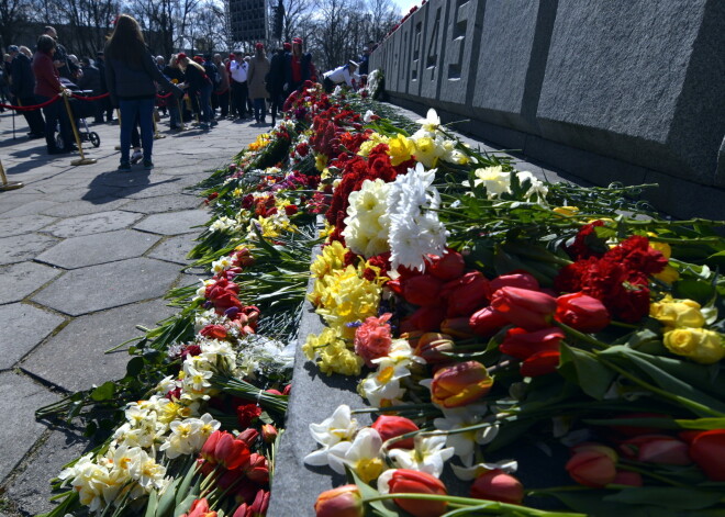 9 мая в Риге: возле Памятника освободителям поминают жертв Второй мировой войны