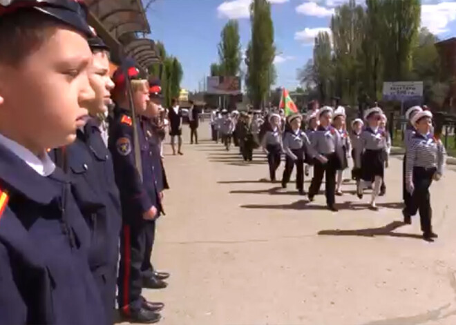 Uzvaras dienas vājprāts Krievijā: militārā parādē soļo bērnudārznieki