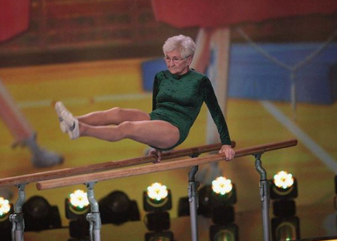 "Man sejā ir grumbiņas, bet sirdī esmu jauna," smej Džoanna. Viņas spēku un ķermeņa lokanību nudien var apskaust pat divreiz jaunāki ļaudis.