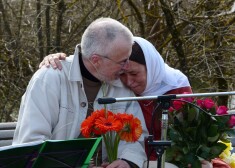 Kaspars Dimiters ar sievu Līgu savā 60. jubilejā. Kaspars atzīst, ka vīlies lielā daļā mācītāju.