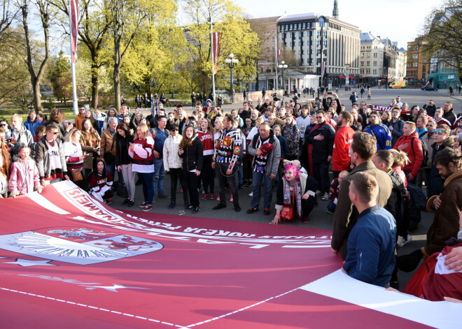 Hokeja fani pie Brīvības pieminekļa pēc Latvijas izlases uzvaras pār Itālijas valstsvienību Pasaules hokeja čempionātā.