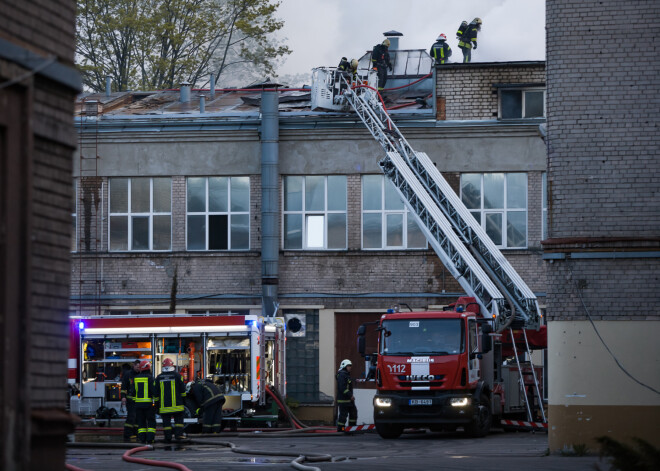 Daudzas stundas neizdodas likvidēt ugunsgrēku Rīgas centrā. FOTO