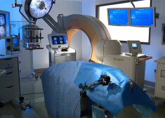 Stradiņa slimnīcā sāk operēt ar jaunu 600 000 eiro vērtu neironavigācijas iekārtu