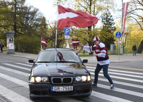 Hokeja fani dodas gājienā cauri Vecrīgai pēc Latvijas izlases uzvaras pār Itālijas valstsvienību Pasaules hokeja čempionātā.