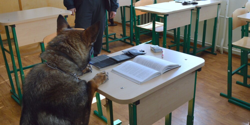 Lietuvā kā seriālā: policistu un suņa viesošanās Šauļu skolā beidzas ļoti negaidīti