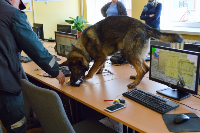 Reida laikā policija, šķiet, paviesojusies arī skolas informātikas kabinetā. Jāsecina, ka nekas daudz nav mainījies – arī šī paaudze starpbrīdī mīl uzspēlēt veco labo “Counter Strike 1.6.”