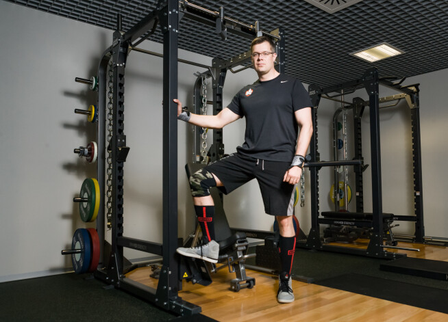 Izrādot olimpiešiem domāto svarcelšanas zāles inventāru, Gustavs Zatlers pauž prieku, ka par optimāliem līdzekļiem Siguldā izdevies uzbūvēt pasaules klases sporta centru.