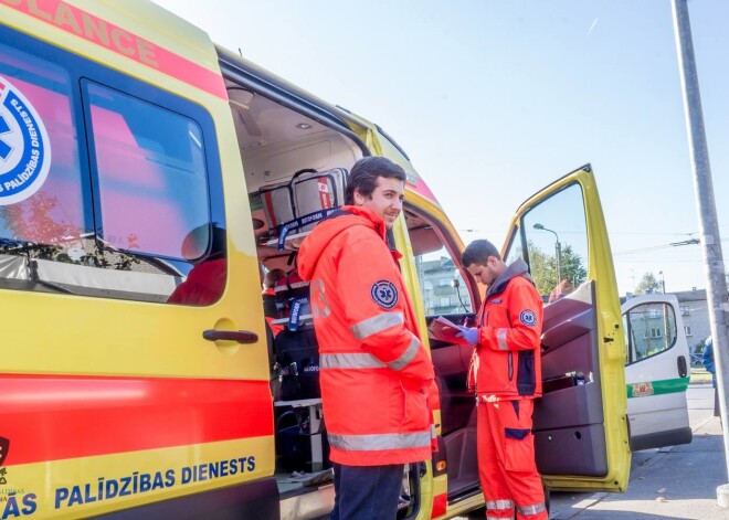 Rīgā piedzērusies grūtniece 9.mēnesī aizmieg pie veikala. Drīz vien viņai sākas dzemdības