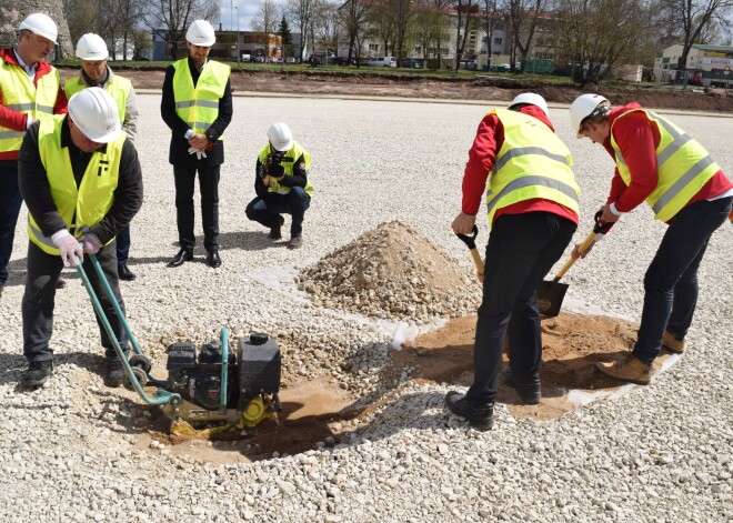 Cēsu stadiona pamatos ierakta laika kapsula