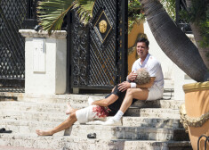 Puertorikāņu dziedātājs Rikijs Mārtins tēlo modes dizainera Džanni Versačes ilggadējo partneri Antonio. Tiek filmēta liktenīgā aina, kurā dizainers mirst partnera rokās pēc slepkavas raidītajām lodēm.