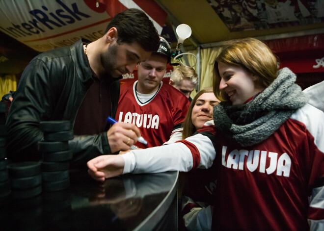 Hokejists Koba Jass pirmo reizi mūžā hokeju vēro fanu teltī