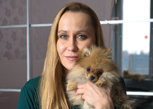 "Mēs bijām kā ģimene, kur es biju mamma ar saviem brīžiem grūtajiem bērniem. Tā bija vesela dzīve, kuru izdzīvojām. Vesela ģimenes dzīve," par izrādes "Liec Dievam pasmieties" mēģinājumu procesu stāsta režisore Rēzija Kalniņa.