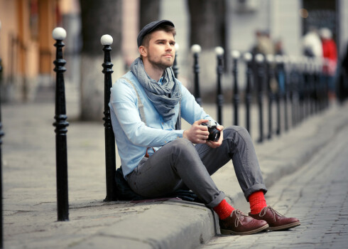 Zeķēm nav obligāti jābūt melnām, var droši izvēlēties pēc iespējas košākas un – vājprātīgākas – ar visādām pumpām, zaķīšiem, kaķīšiem un mušmirēm.