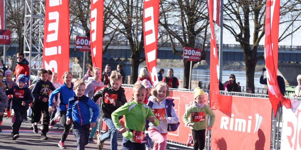 11.novembra krastmalā notiek Rīgas maratona "Rimi" Bērnu dienas dalībnieku sacensības.