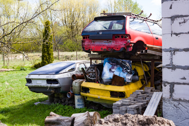 Ilmas pagalmā, zem izjauktas “Hondas” pamanām divus vācu sporta auto klasikas eksemplārus – astoņdesmito gadu izlaiduma “Porsche 944”.