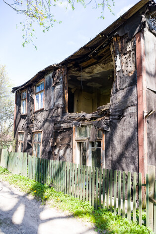 Pamestas, izdegušas vai līdz pusei sabrukušas mājas, klīstot pa Kundziņsalu, pamanām diezgan bieži.