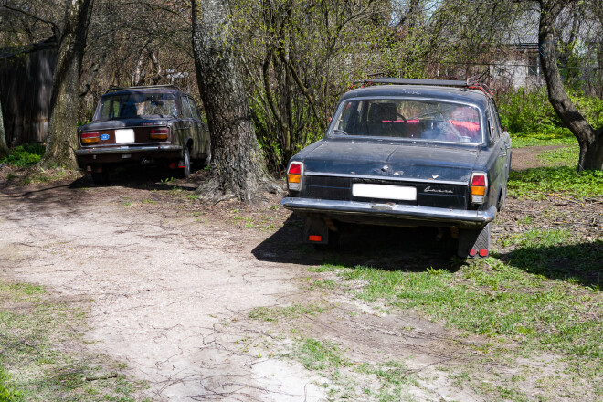 Padomju ēras leģendārie vāģi – “Volga” (GAZ-24) un “Lada” (VAZ-1206) eiroremonta neskarta nama pagalmā.